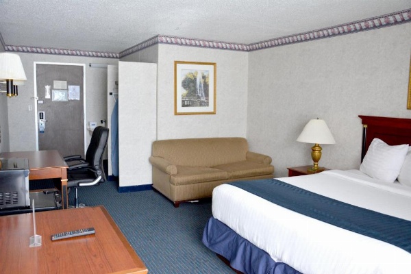 Travelodge by Wyndham Milwaukee image 18